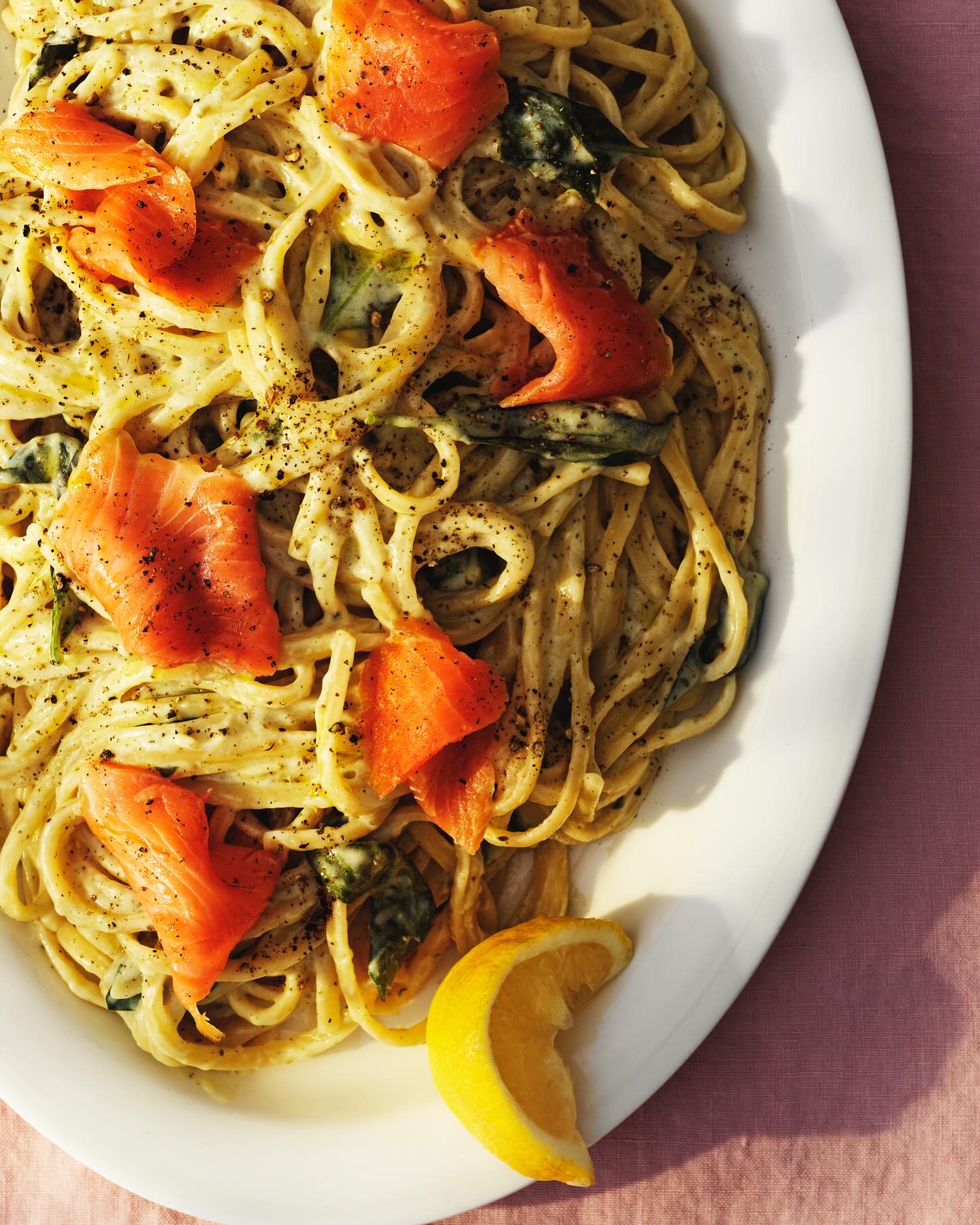 Linguine i krämig sås med varmrökt lax, spenat och citron