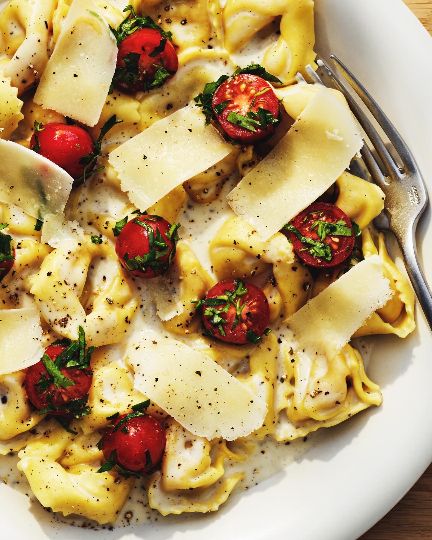 Tortellini i krämig ostsås med körsbärstomater och parmesanflarn
