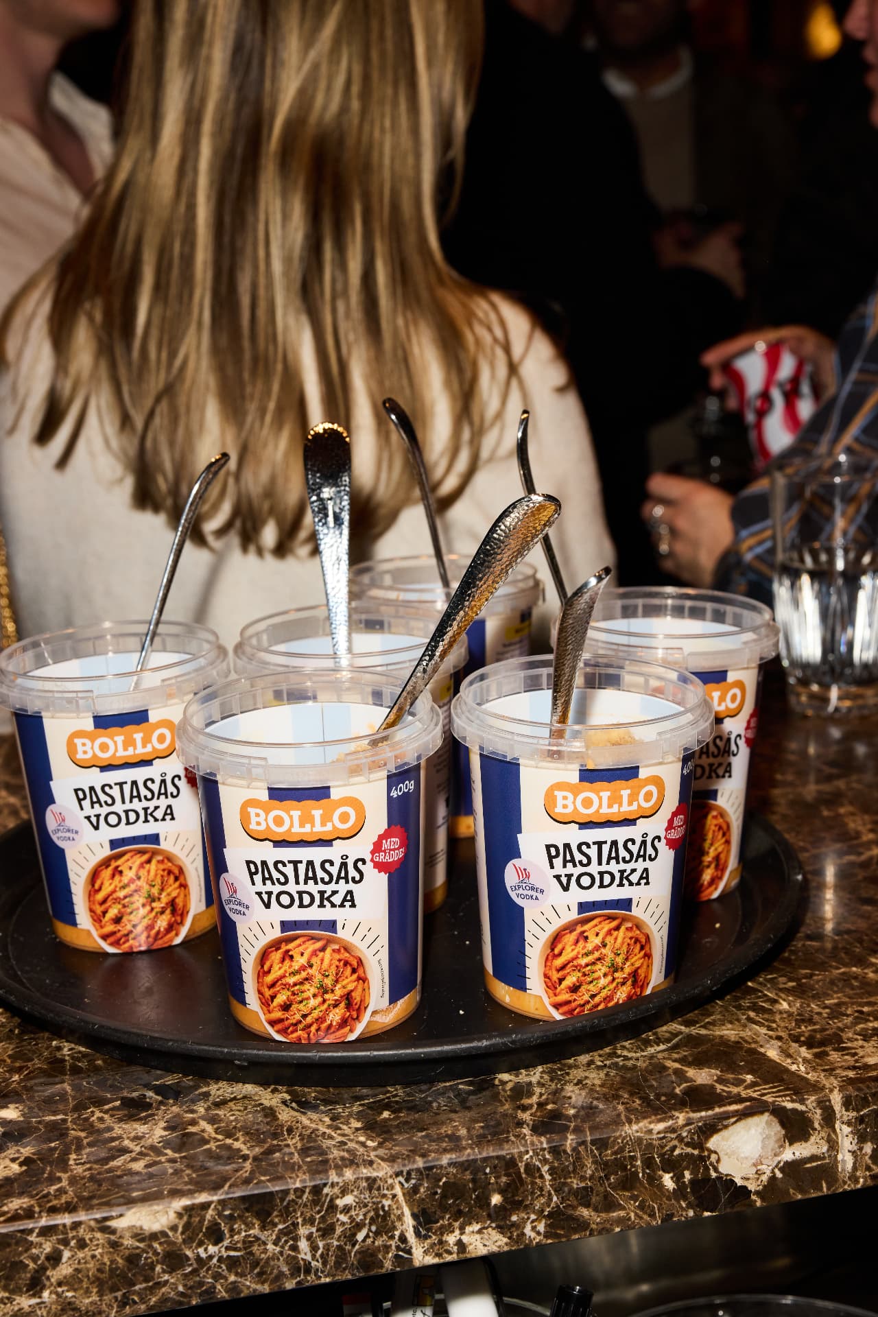 Bricka med BOLLO Pastasås Vodka som serveras