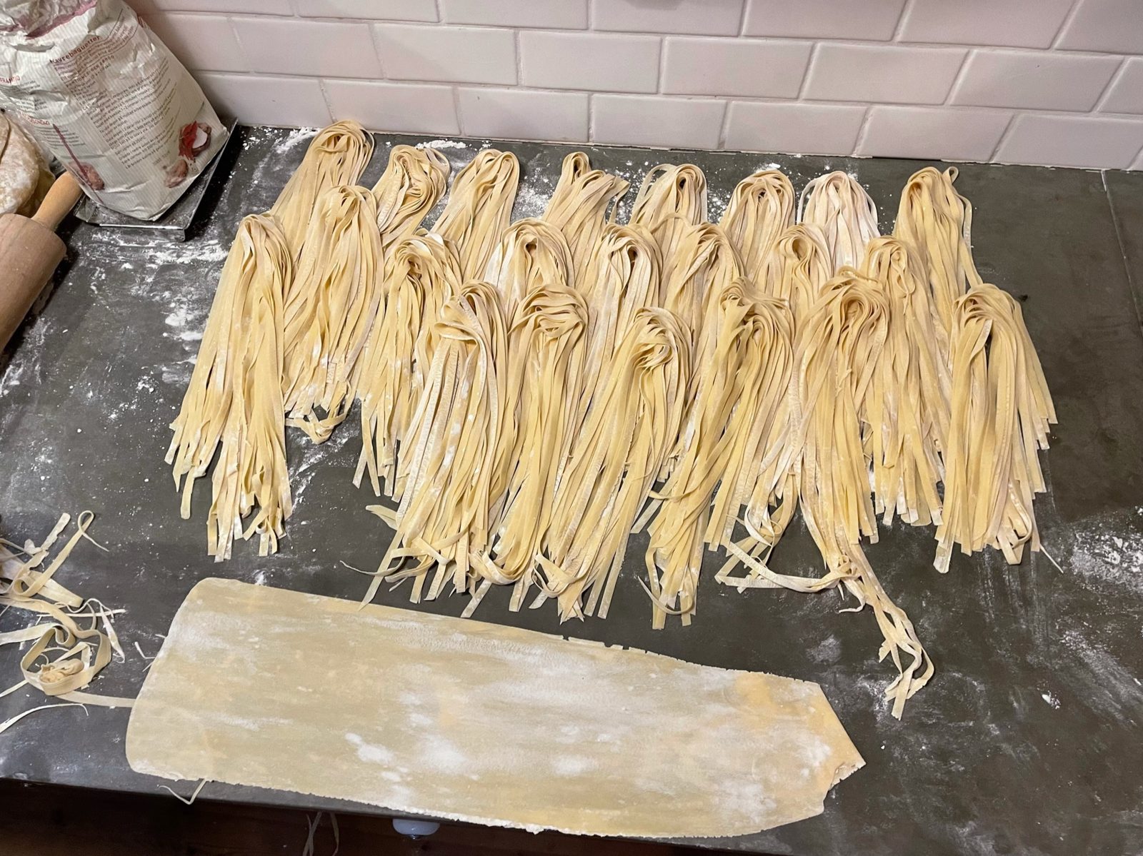 Färsk tagliatelle på arbetsbänk i Bologna