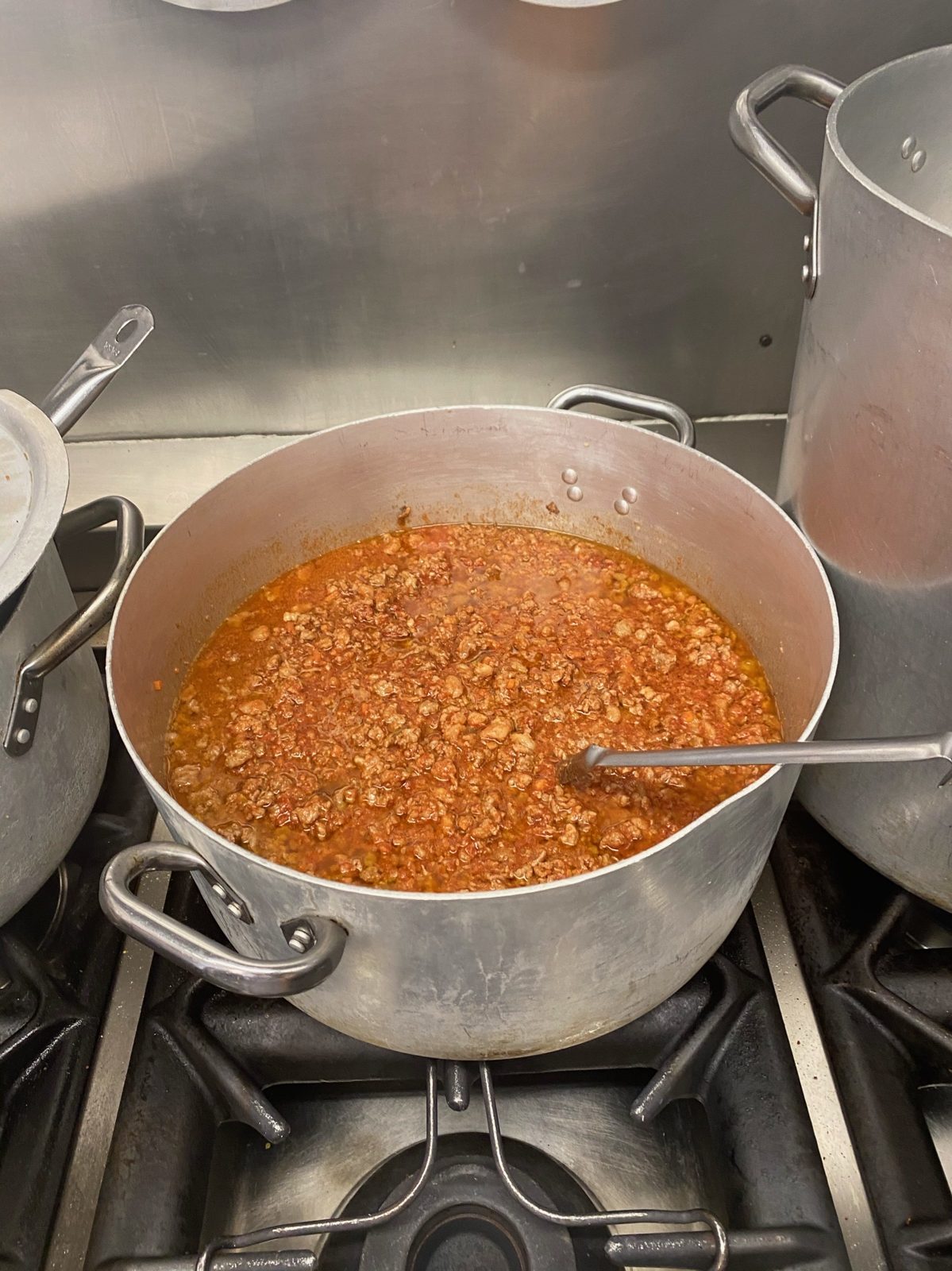 Stor gryta med puttrande ragù