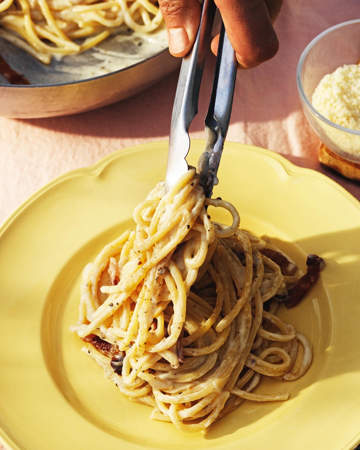 Spaghetti carbonara på gul tallrik
