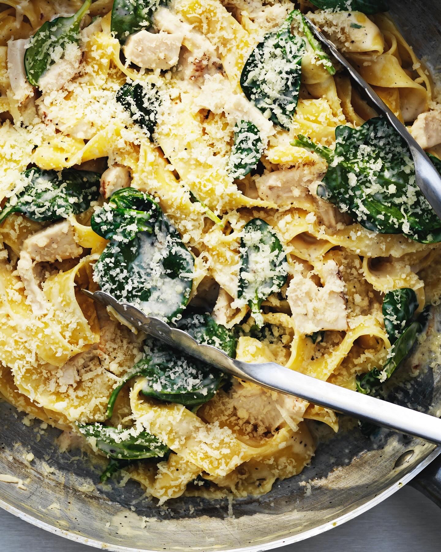 Krämig pastagratäng med kyckling, spenat och parmesan i panna